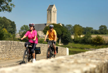 Couple de cycliste traversant un pont Vélo-Etreham