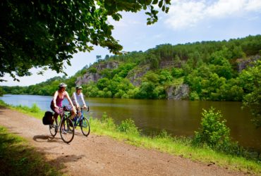 Couple de cyclistes sur le site de l'Ile aux pies sur la riviere de l'Oust