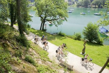 Groupe de cycliste sur piste le long d'un lac Salzbourg et le pays des lacs