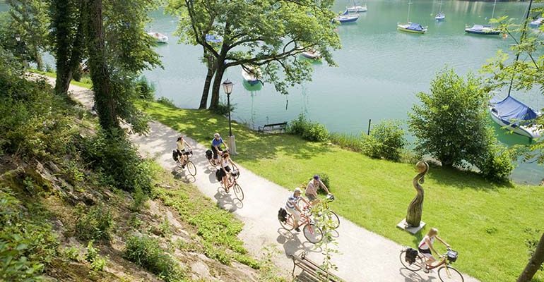 Groupe de cycliste sur piste le long d'un lac Salzbourg et le pays des lacs