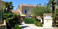 Entrée de l’hôtel la bastide st bach à suze la rousse
