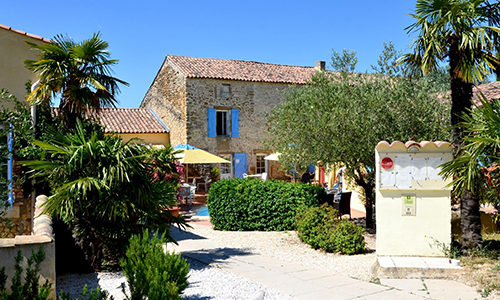 Entrée de l’hôtel la bastide st bach à suze la rousse