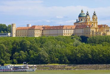 Château surplombant le Danube Le Danube de Passau à Vienne