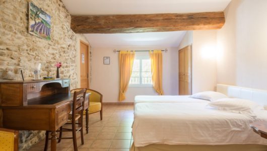 Chambre lumineuse Hôtel logis la bastide à saint bach