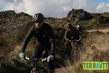 3 cyclistes à VTT en action manche