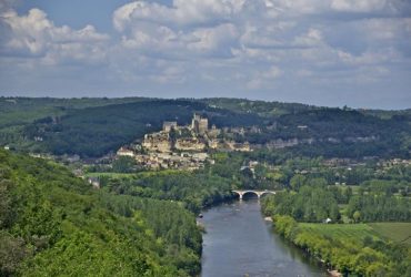 Paysage de la Vallée de la Dordogne avec forêt, rivière et village