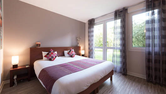 Chambre donnant sur jardin avec grand lit Hôtel Latitude Ouest à Locronan