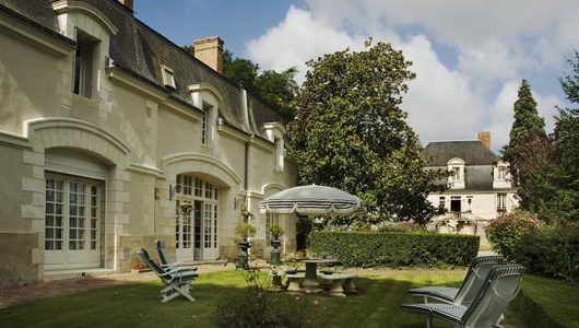 Jardin avec chaises longues Hôtel le Chateau De Beaulieu à Joué-lès-Tours