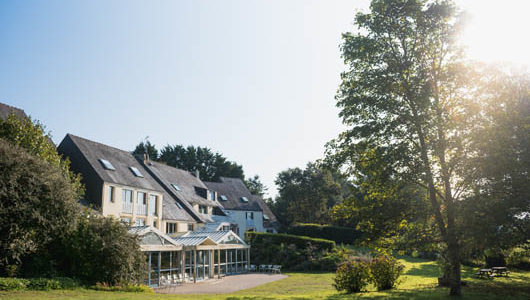 Vue depuis le jarin arboré de l'Hôtel Latitude Ouest à Locronan