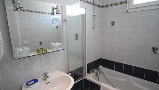 Salle de bain avec baignoire Hôtel Glann Ar Mor à Arzon