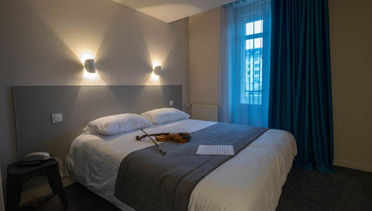 Chambre avec grand lit Hôtel du Port à Morlaix