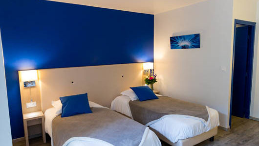 Lits jumeaux chambre tons bleus Hôtel de la Gare à Quimper