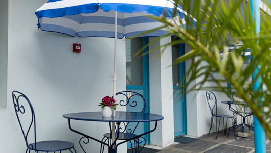 Chaises table et parasol sur terrasse Hôtel de la Gare à Quimper