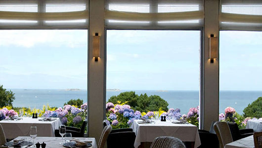 Salle de restaurant avec vue sur la mer Hôtel Les Costans à Perros-Guirec