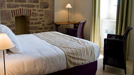 Chambre avec mur en pierre Hôtel Les Costans à Perros-Guirec