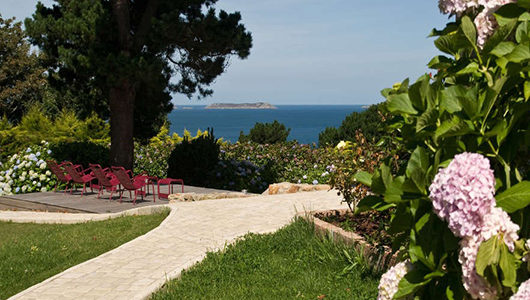 Jardin avec vue sur la mer Hôtel Les Costans à Perros-Guirec