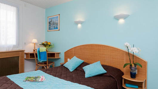 Chambre tons bleus Hôtel Les Dunes à La Tranche sur Mer