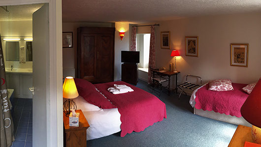 Chambre avec grand et petit lit, salle de bain avec baignoire Hôtel Le Manoir des Portes à Lamballe