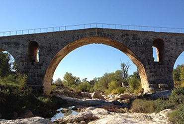 Vieux pont surplombant un ruisseau La Provence à vélo