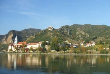 Village entre fleuve et montagne Voyager en Autriche à vélo