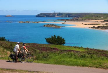 Couple de cycliste sur une chemin longeant la côte La Bretagne à vélo