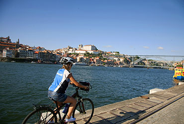 Cycliste sur les bords du fleuve Le Portugal à vélo