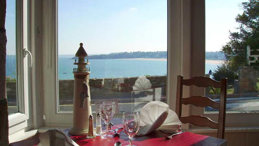 Vue sur le mer depuis salle de restaurant de l'hôtel port-jacquet