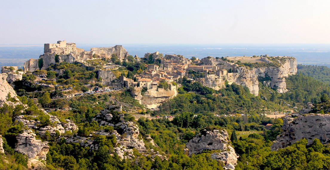 Village medieval perche et entoure de verdure