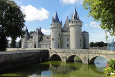 Vue du Château de Sully sur Loire avec pont et douves Vacances à vélo