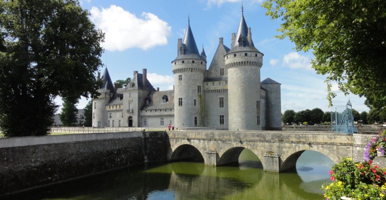 Vue du Château de Sully sur Loire avec pont et douves Vacances à vélo