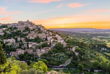 Vue d'une village perché sur une colline vacances à vélo en Provence