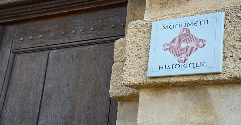 Panneau Monument historique sur bâtiment ancien Tourisme à vélo