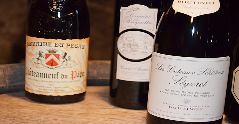 Bouteilles de Châteauneuf du Pape et Côtes du Rhône, vacances à vélo