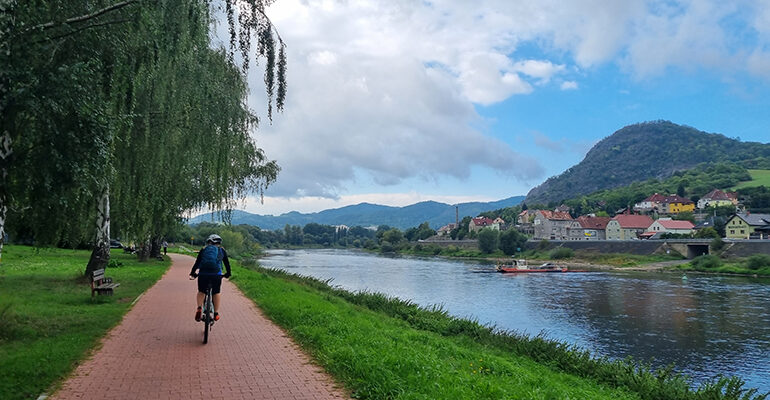 Un cycliste roule le long du Danube
