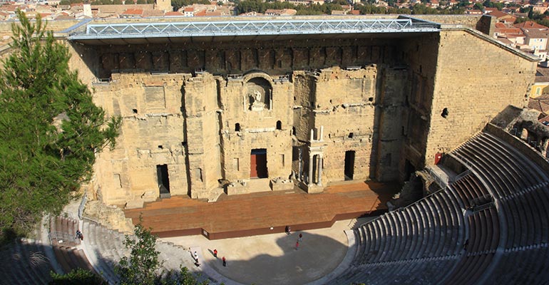 Vue depuis les gradin du Théâtre d'Orange, vacances à vélo en Provence