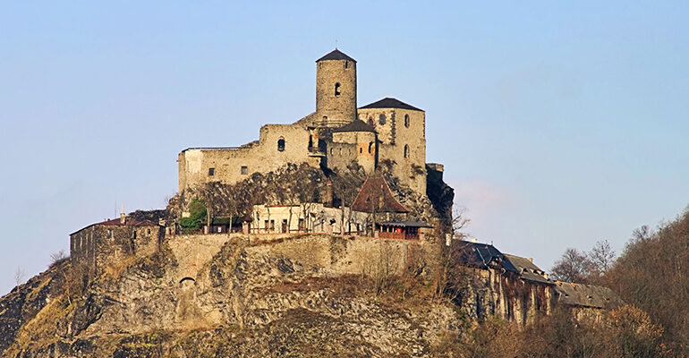 Rocher surplombé par le château médiéval de Střekov