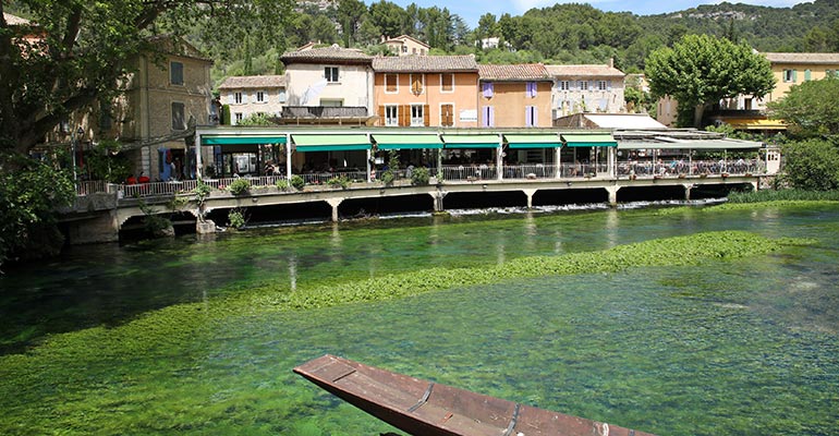 Restaurant au bord de la rivière Pause gourmande séjour à vélo en Provence
