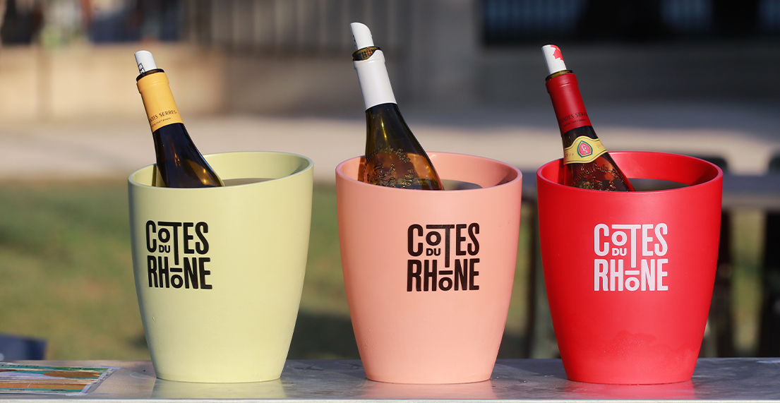 Trois bouteilles de vins blanc, rouge et rose dans leur bac a glace