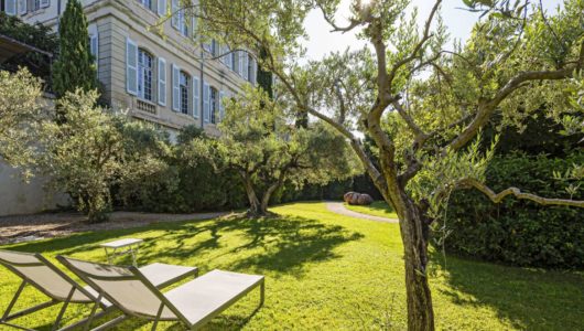 Jardin Hôtel du château de Mazan halte vacances à vélo