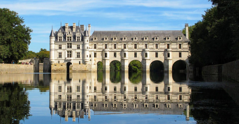 Vue depuis le Cher du château de Chenonceau tourisme a velo