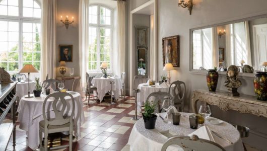 grande salle de restaurant Hôtel du château de Mazan halte vacances à vélo