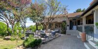 Extérieur de l'hôtel la Garrigue à Venasque