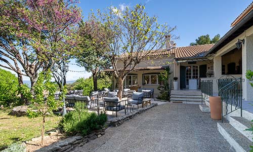 Extérieur de l'hôtel la Garrigue à Venasque