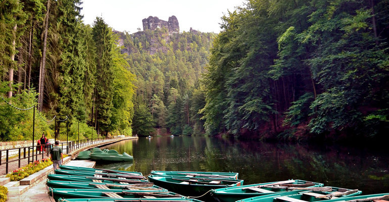 Canoe bord de l'eau, paysage et activités vacances à vélo