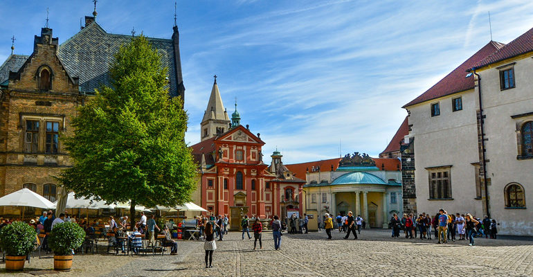 Place de Prague avec église et mounuments historiques tourisme vacances à vélo