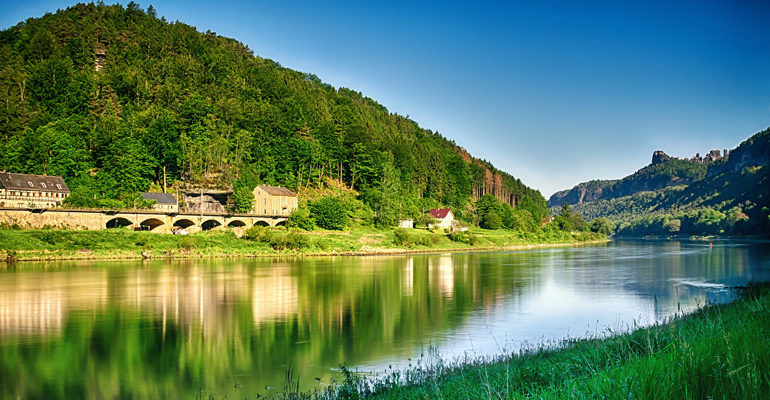 rivière reflet paysage vacances à vélo