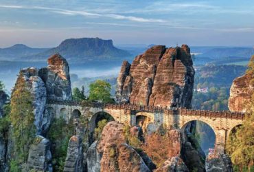 Piton rocheux dans la vallée de l elbe de prague à dresde paysage vacances à vélo avec Abicyclette