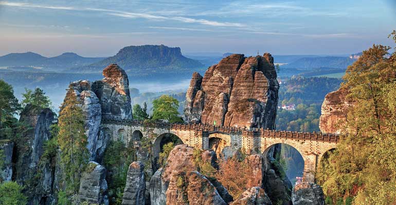 Piton rocheux dans la vallée de l elbe de prague à dresde paysage vacances à vélo avec Abicyclette