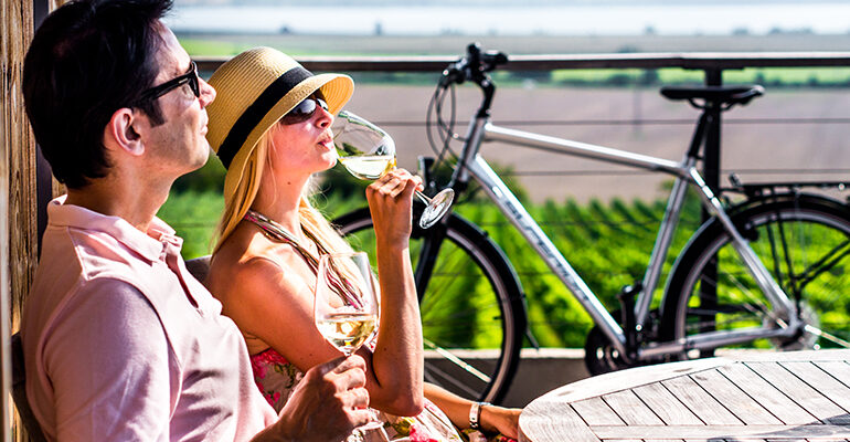 Deux cyclistes profitent d'une dégustation de vin