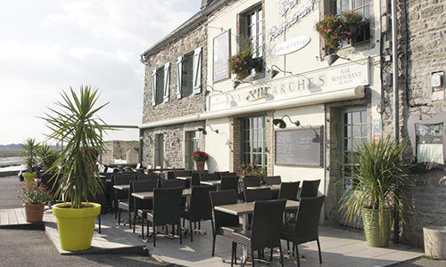 Façade de l’hôtel aux 13 arches à Portbail